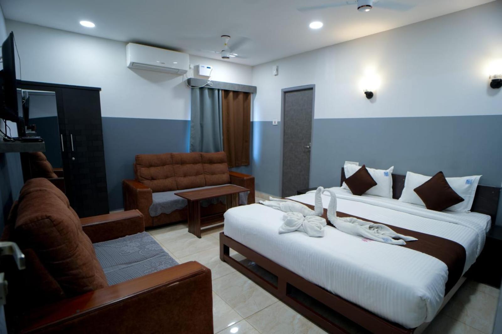 Raaj Grand Hotel 2*